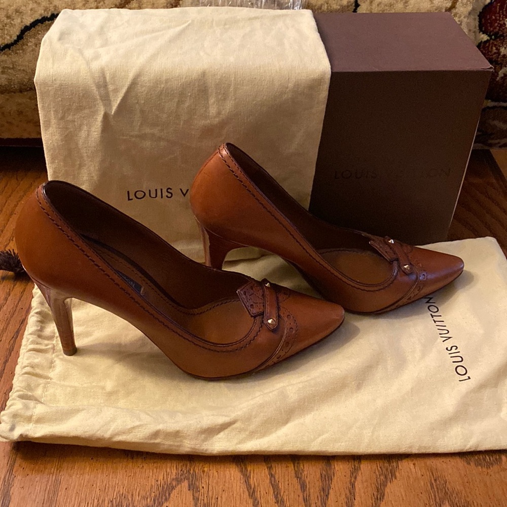 Louis Vuitton Brown Brogue Leather Pumps